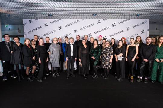 Provinssin ja Fullsteamin työntekijät asettuneena riviin juhlallisissa vaatteissa Music&Median järjestämässä Industry Awards-gaalassa.