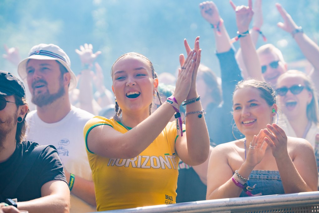 Iloista taputtavaa festivaaliyleisöä saapuu Provinssiin.