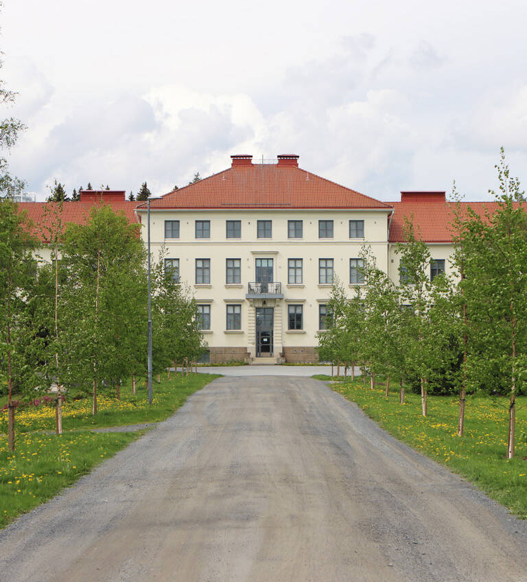 Hostel Bjorkenheim ja pihatie.