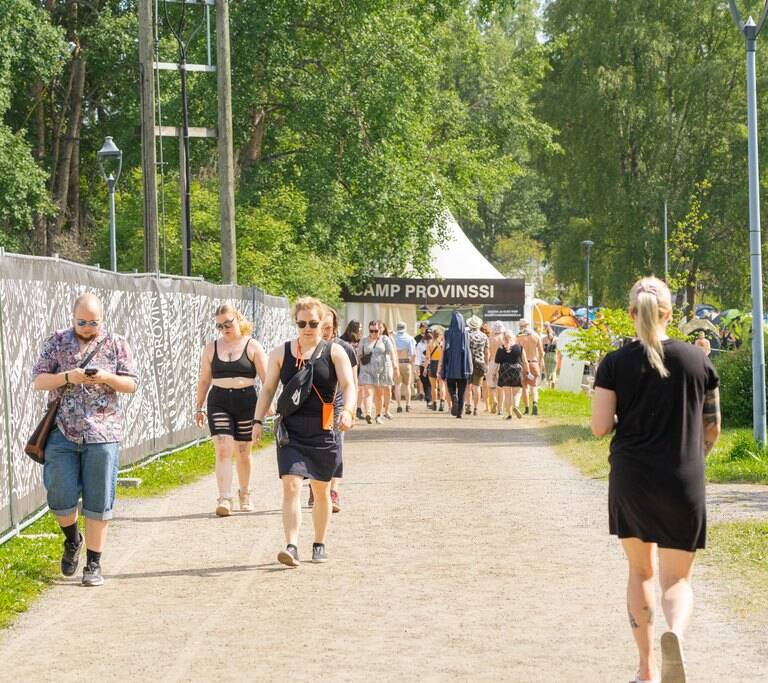 Leveitä hiekkateitä.