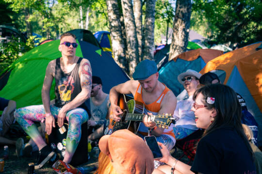 Ihmisiä musisoimassa Camp Provinssissa.