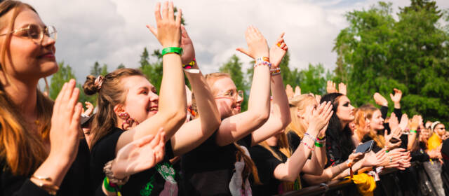 Nuorta festivaaliyleisöä.