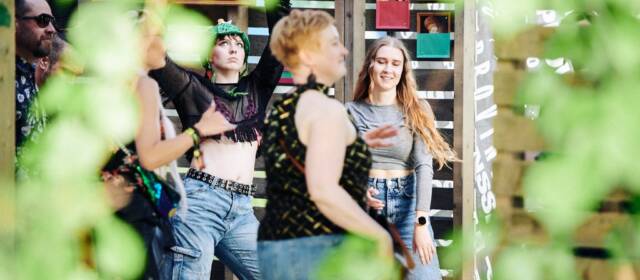 Ihmiset pitävät hauskaa Provinssin Jytäladossa.