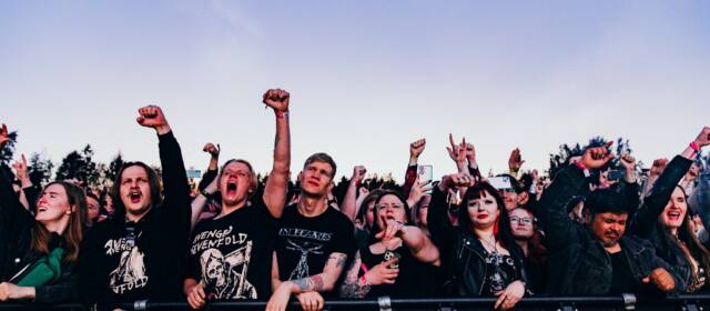 Eturivin yleisöä riemuitsemassa.