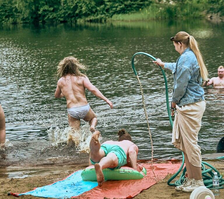 Ihmisiä menossa uimaan.