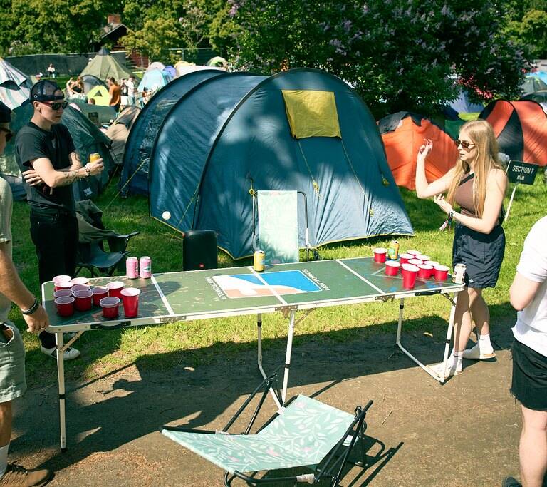 Ihmisiä pelailemassa Camp Provinssissa.