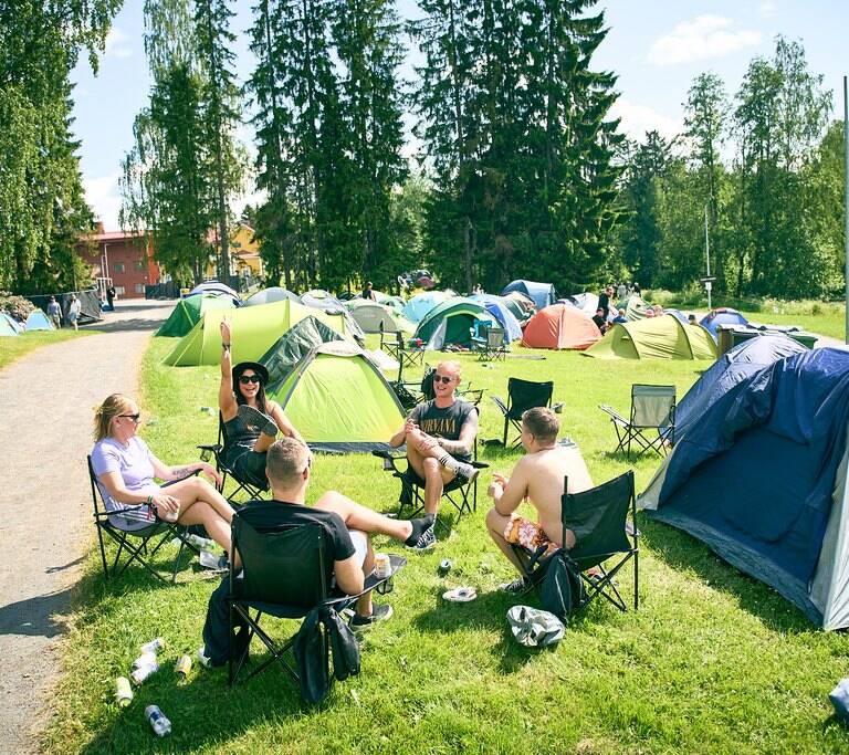 Ihmisiä nauttimassa aurinkoisesta päivästä Provinssin leirintäalueella.