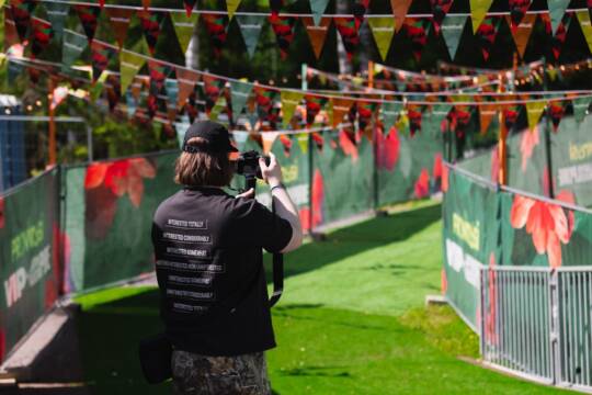 Valokuvaaja ottaa kuvia Provinssi-viireistä