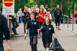 Siivouksen vapaaehtoiset iloisena alueella.