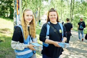 Infon vapaaehtoiset hymyssä suin.