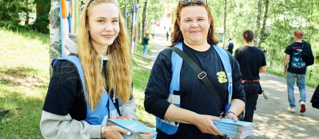 Infon vapaaehtoiset hymyssä suin.