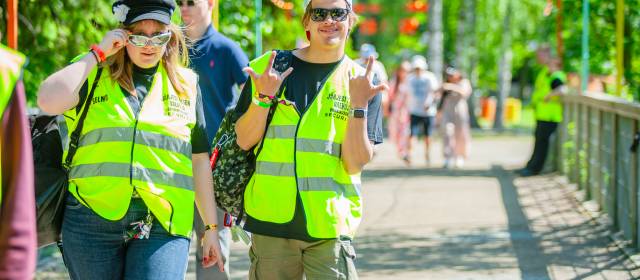 Järjestyksenvalvonnan vapaaehtoiset iloisena kiertämässä festivaalialueella.