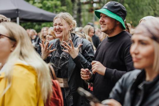 Provinssi-yleisöä Radio Helsinki-lavan edessä