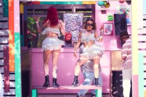 Twerk-duo Boom B!tches esiintyy Provinssin pastellin sävyin koristellussa jytäladossa.