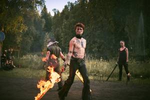 Flamman tulishow Provinssissa. Miesoletettu pitää käsissään palavia keppejä.