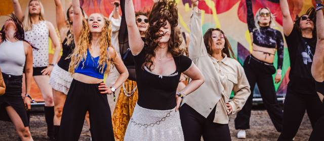 Seinäjoen Tanssiakatemian ryhmä esiintyy Provinssissa.