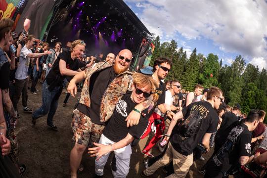 Ihmisiä juoksee iloisen riehakkaasti Woodland -lavan edessä.