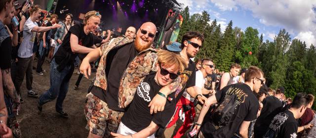 Ihmisiä juoksee iloisen riehakkaasti Woodland -lavan edessä.