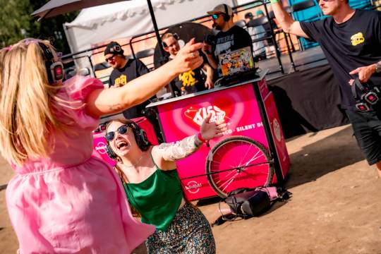 Kaksi naisoletettua tanssimassa Seinäjoki Silent discossa kuulokkeet päässä.