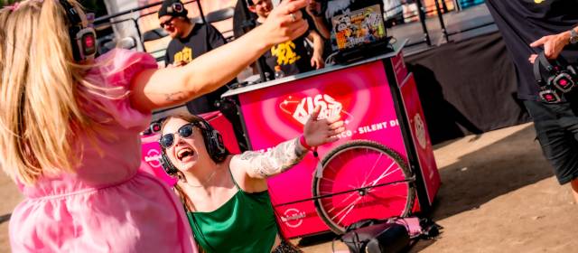 Kaksi naisoletettua tanssimassa Seinäjoki Silent discossa kuulokkeet päässä.