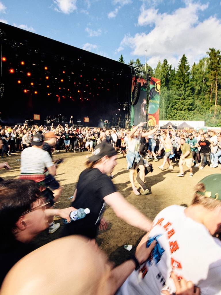 Ihmisiä juoksemassa moshpitissä Woodland-lavan edustalla.