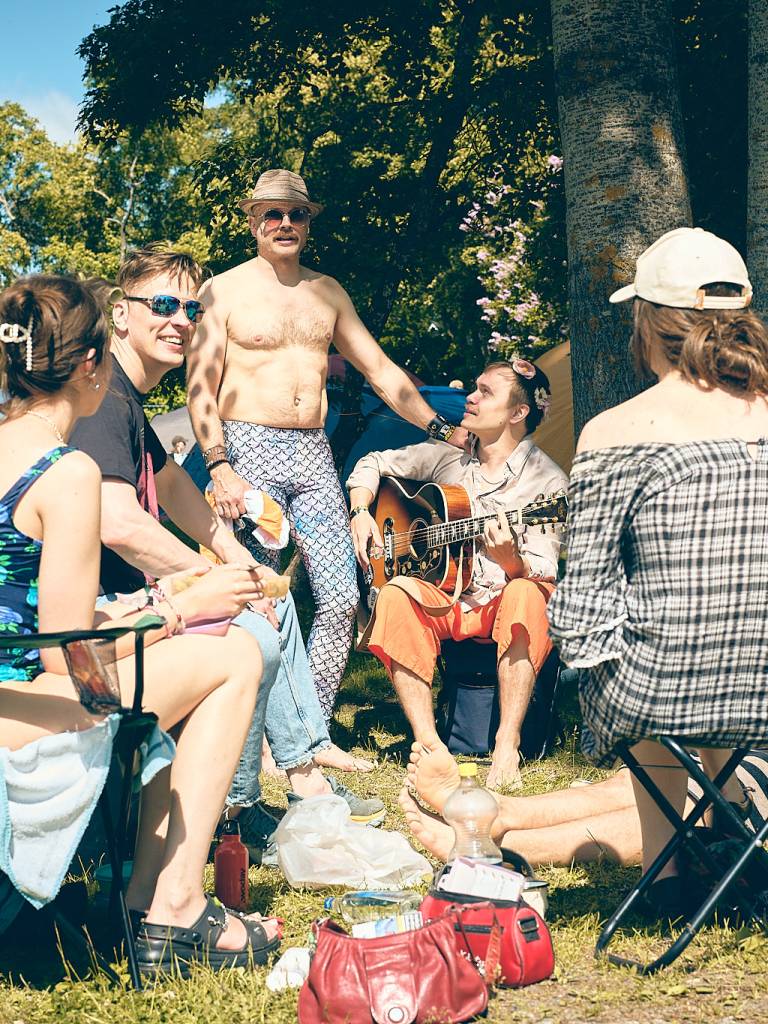 Telttaporukka Cmp Provinssissa nautiskelemassa kitaramusiikista.
