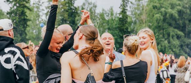 Nuoria naisoletettuja fiilistelemässä festivaalipäivää porukassa.