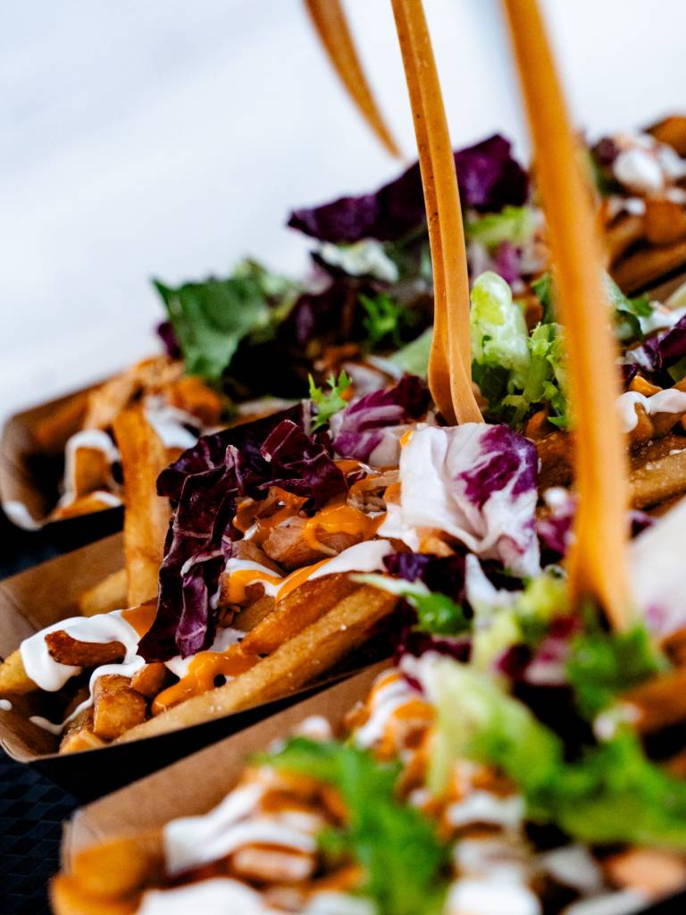 Herkullisia Loaded Fries ranskalaisannoksia.
